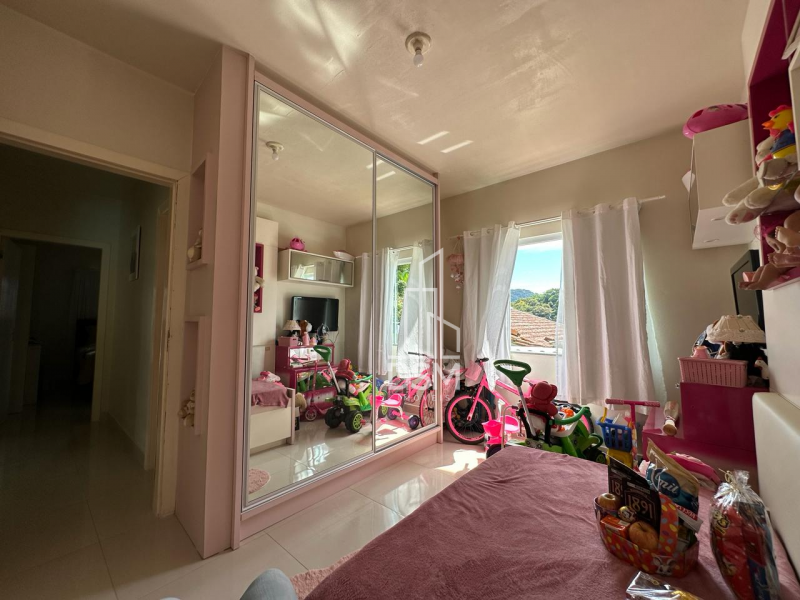 Casa baixa com 03 quartos e piscina aquecida