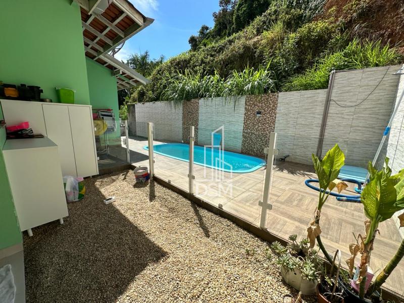 Casa baixa com 03 quartos e piscina aquecida