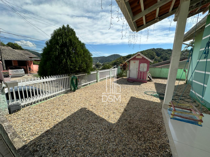 Casa baixa com 03 quartos e piscina aquecida