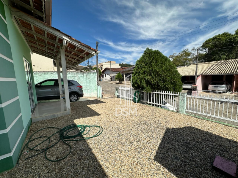 Casa baixa com 03 quartos e piscina aquecida