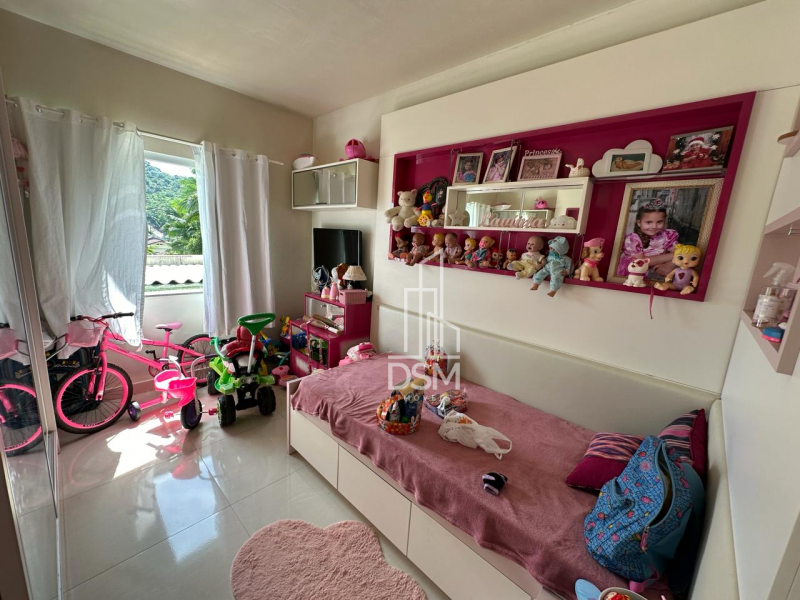 Casa baixa com 03 quartos e piscina aquecida