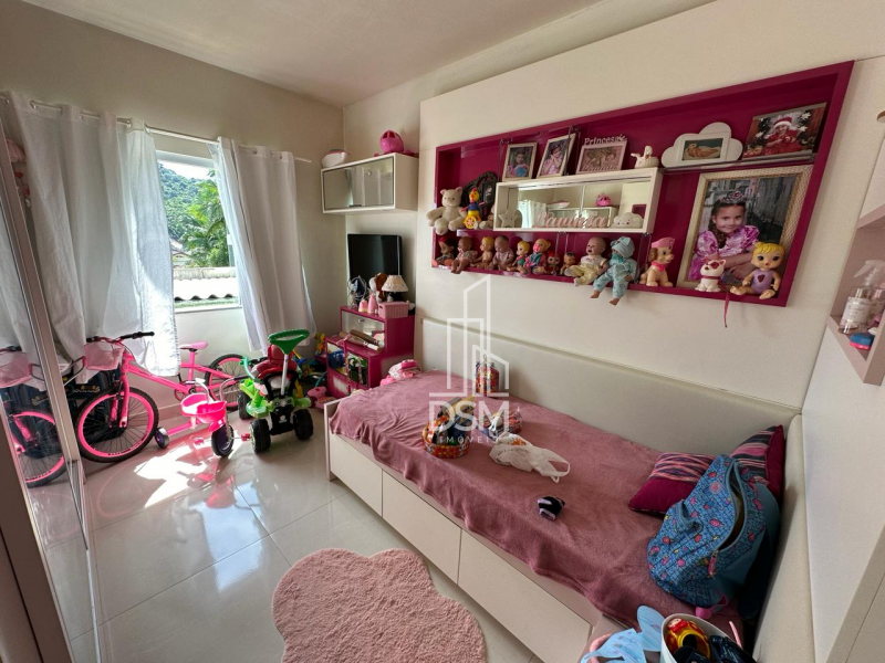 Casa baixa com 03 quartos e piscina aquecida