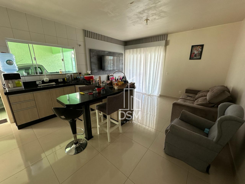 Casa baixa com 03 quartos e piscina aquecida