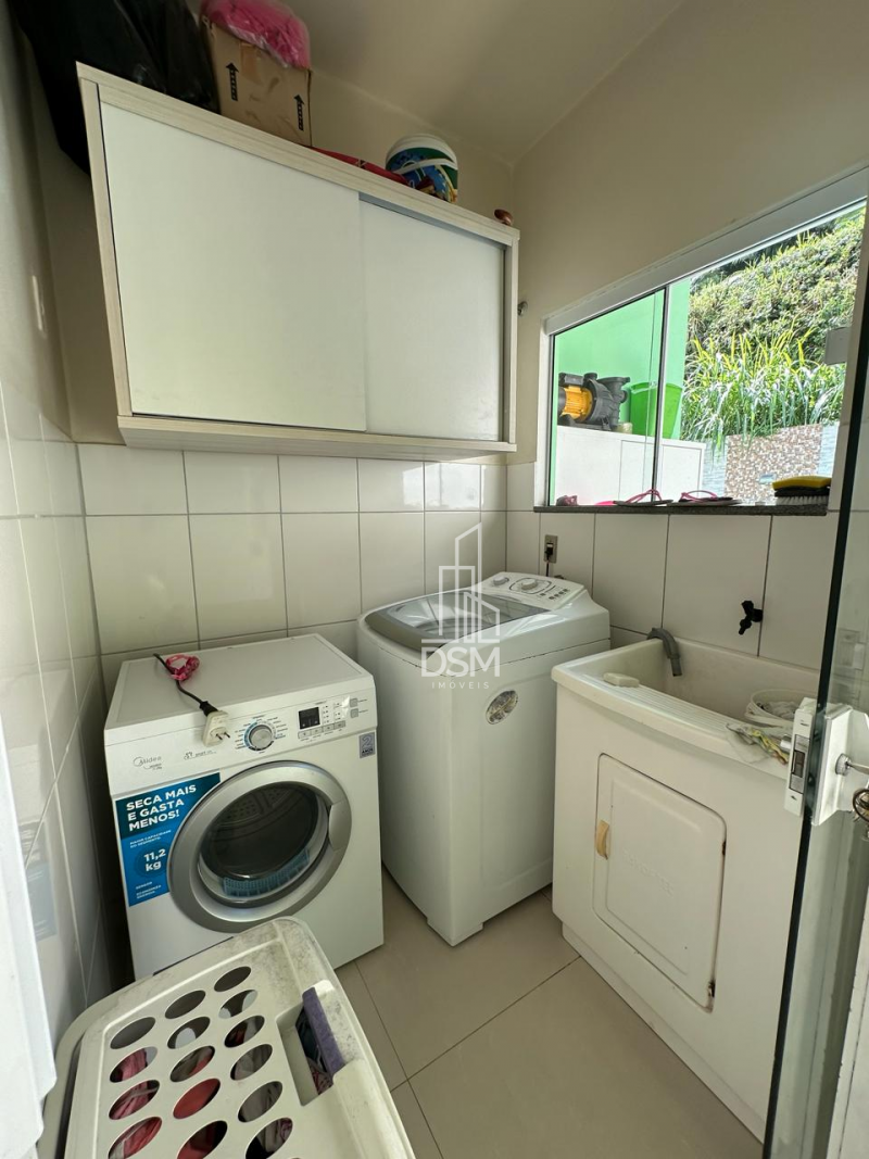 Casa baixa com 03 quartos e piscina aquecida