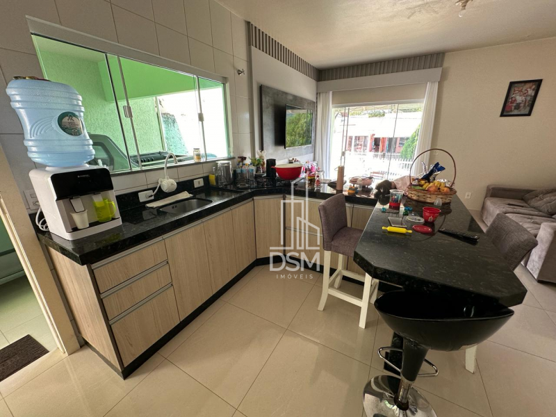 Casa baixa com 03 quartos e piscina aquecida