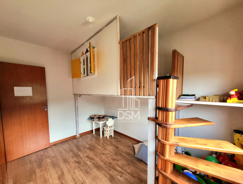 Casa  com 4 quartos, sendo 1 suíte, 2 banheiros, 1 lavabo, 2 salas, área de festas com churrasqueira, 2 vagas de garagem.