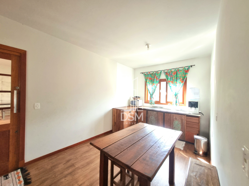 Casa  com 4 quartos, sendo 1 suíte, 2 banheiros, 1 lavabo, 2 salas, área de festas com churrasqueira, 2 vagas de garagem.