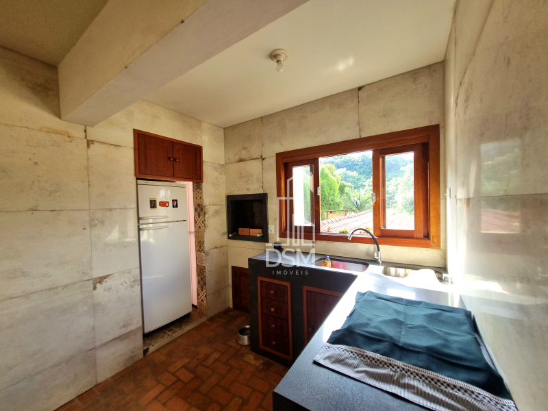 Casa  com 4 quartos, sendo 1 suíte, 2 banheiros, 1 lavabo, 2 salas, área de festas com churrasqueira, 2 vagas de garagem.