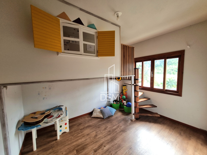 Casa  com 4 quartos, sendo 1 suíte, 2 banheiros, 1 lavabo, 2 salas, área de festas com churrasqueira, 2 vagas de garagem.