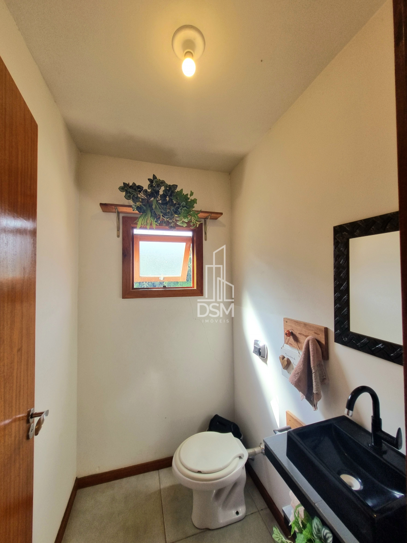 Casa  com 4 quartos, sendo 1 suíte, 2 banheiros, 1 lavabo, 2 salas, área de festas com churrasqueira, 2 vagas de garagem.