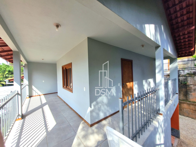 Casa  com 4 quartos, sendo 1 suíte, 2 banheiros, 1 lavabo, 2 salas, área de festas com churrasqueira, 2 vagas de garagem.