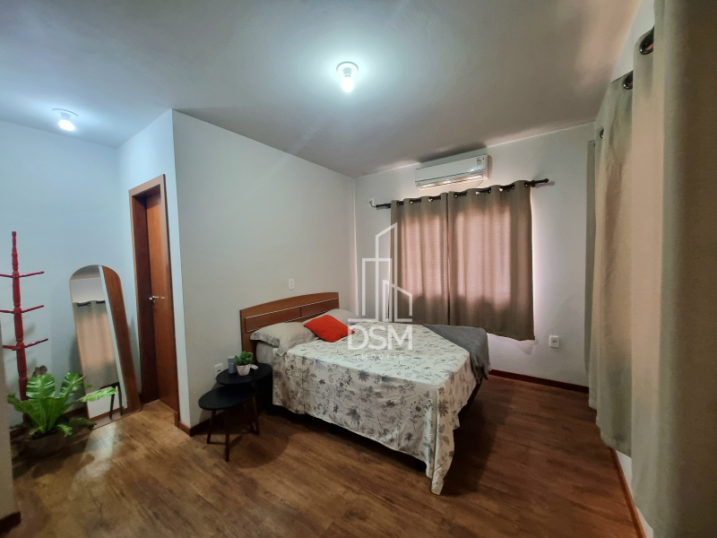 Casa  com 4 quartos, sendo 1 suíte, 2 banheiros, 1 lavabo, 2 salas, área de festas com churrasqueira, 2 vagas de garagem.