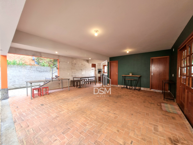 Casa  com 4 quartos, sendo 1 suíte, 2 banheiros, 1 lavabo, 2 salas, área de festas com churrasqueira, 2 vagas de garagem.