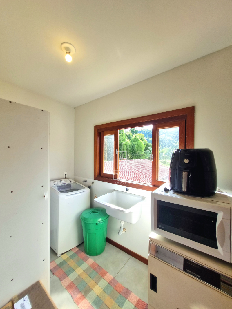 Casa  com 4 quartos, sendo 1 suíte, 2 banheiros, 1 lavabo, 2 salas, área de festas com churrasqueira, 2 vagas de garagem.