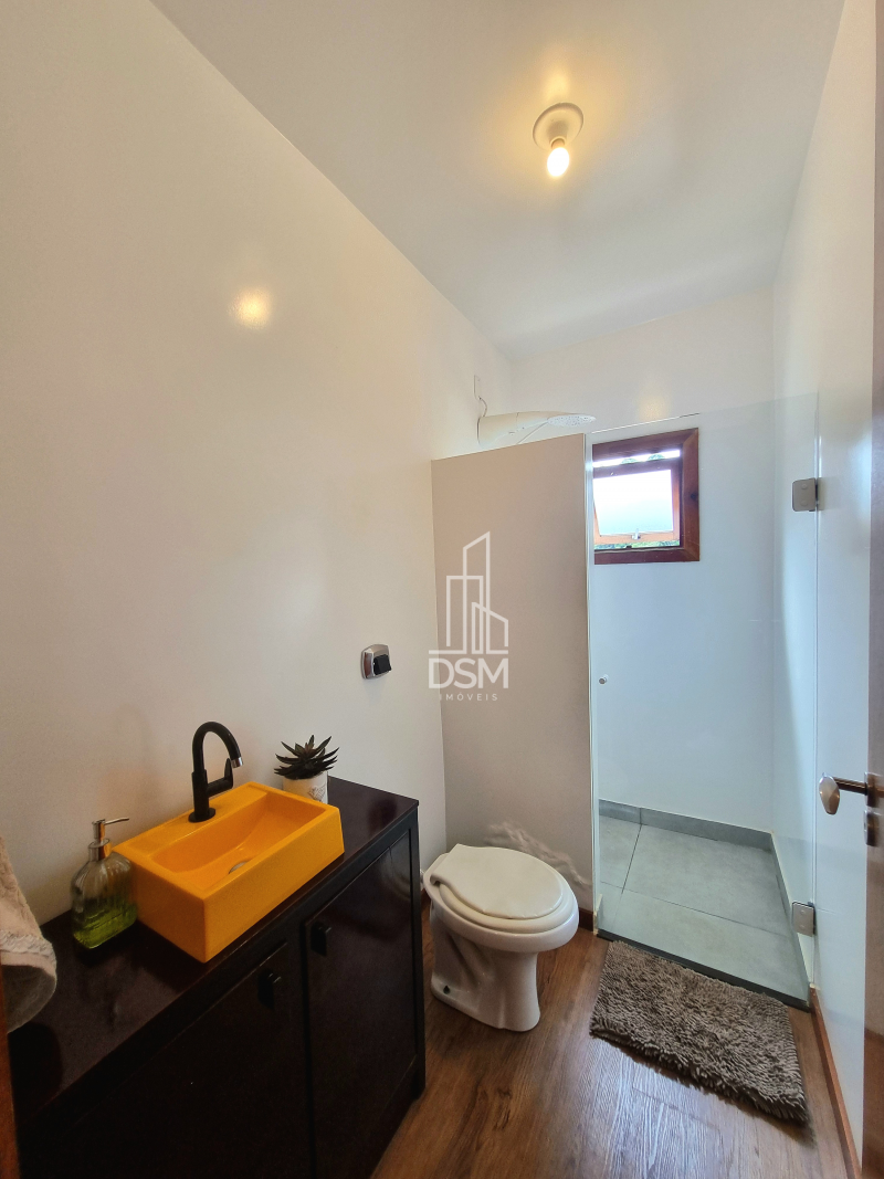 Casa  com 4 quartos, sendo 1 suíte, 2 banheiros, 1 lavabo, 2 salas, área de festas com churrasqueira, 2 vagas de garagem.