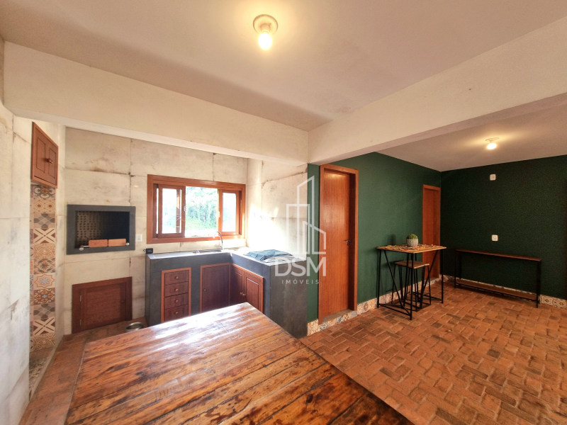 Casa  com 4 quartos, sendo 1 suíte, 2 banheiros, 1 lavabo, 2 salas, área de festas com churrasqueira, 2 vagas de garagem.