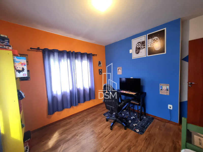 Casa  com 4 quartos, sendo 1 suíte, 2 banheiros, 1 lavabo, 2 salas, área de festas com churrasqueira, 2 vagas de garagem.