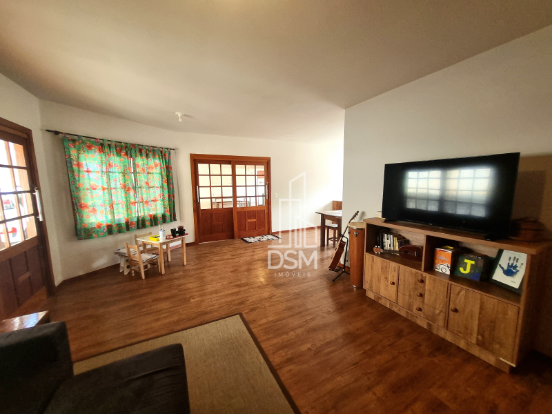 Casa  com 4 quartos, sendo 1 suíte, 2 banheiros, 1 lavabo, 2 salas, área de festas com churrasqueira, 2 vagas de garagem.