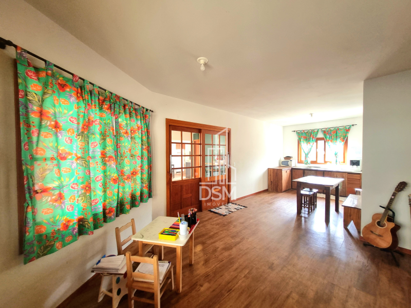 Casa  com 4 quartos, sendo 1 suíte, 2 banheiros, 1 lavabo, 2 salas, área de festas com churrasqueira, 2 vagas de garagem.