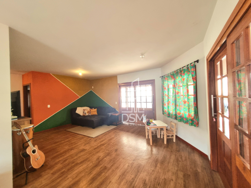 Casa  com 4 quartos, sendo 1 suíte, 2 banheiros, 1 lavabo, 2 salas, área de festas com churrasqueira, 2 vagas de garagem.