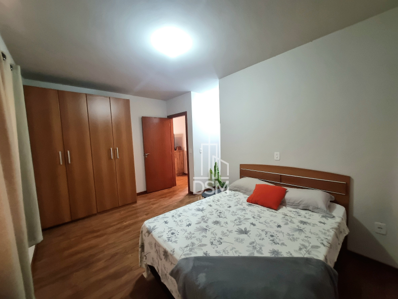 Casa  com 4 quartos, sendo 1 suíte, 2 banheiros, 1 lavabo, 2 salas, área de festas com churrasqueira, 2 vagas de garagem.