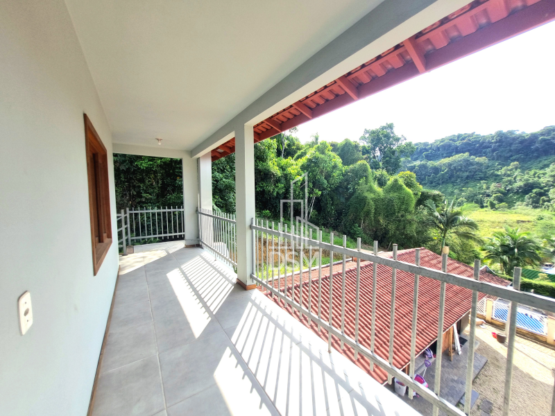 Casa  com 4 quartos, sendo 1 suíte, 2 banheiros, 1 lavabo, 2 salas, área de festas com churrasqueira, 2 vagas de garagem.