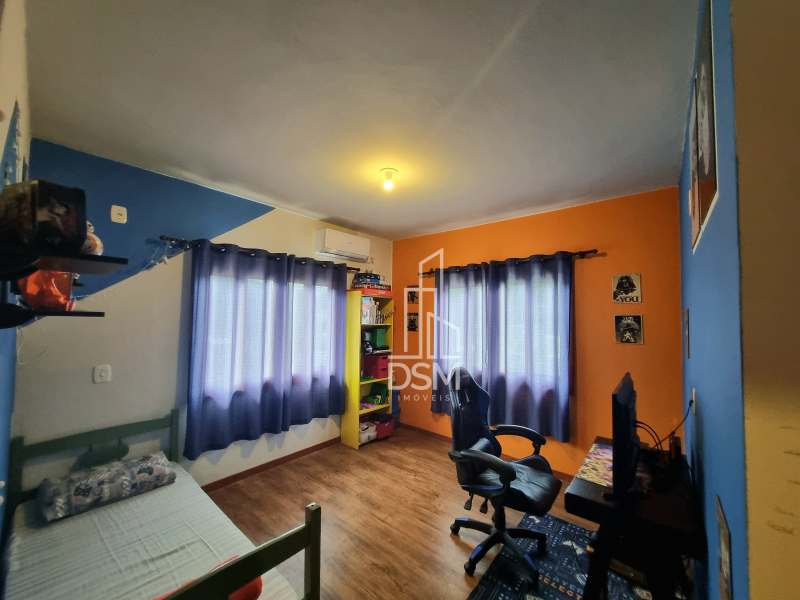 Casa  com 4 quartos, sendo 1 suíte, 2 banheiros, 1 lavabo, 2 salas, área de festas com churrasqueira, 2 vagas de garagem.