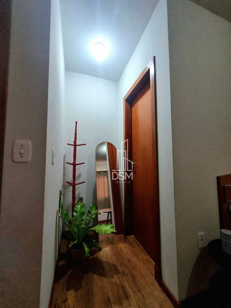 Casa  com 4 quartos, sendo 1 suíte, 2 banheiros, 1 lavabo, 2 salas, área de festas com churrasqueira, 2 vagas de garagem.