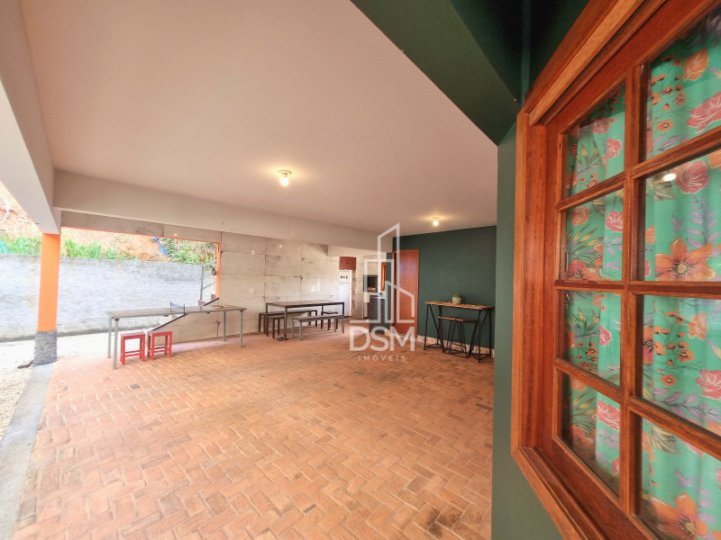 Casa  com 4 quartos, sendo 1 suíte, 2 banheiros, 1 lavabo, 2 salas, área de festas com churrasqueira, 2 vagas de garagem.