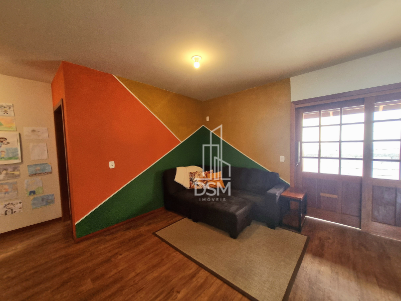 Casa  com 4 quartos, sendo 1 suíte, 2 banheiros, 1 lavabo, 2 salas, área de festas com churrasqueira, 2 vagas de garagem.