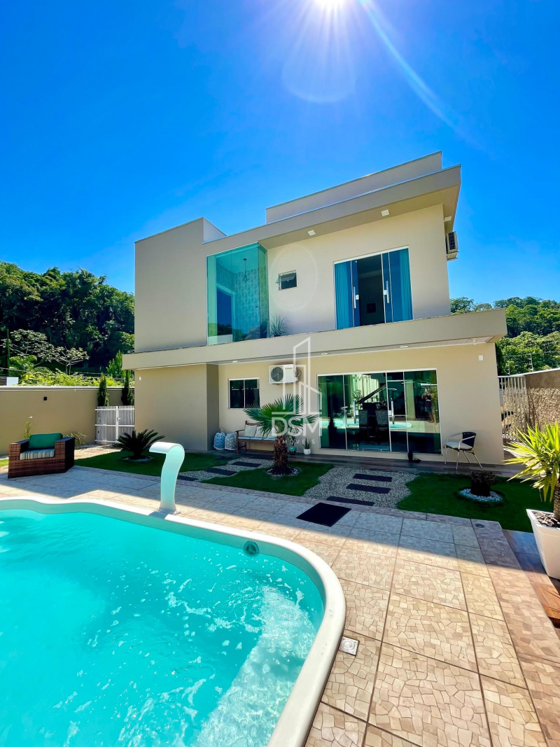 Casa Alto Padrão 2 suítes + 2 quartos  a 5 minutos do centro para venda