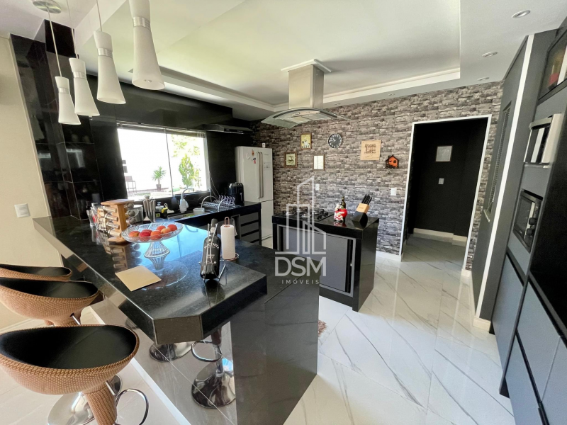 Casa Alto Padrão 2 suítes + 2 quartos  a 5 minutos do centro para venda