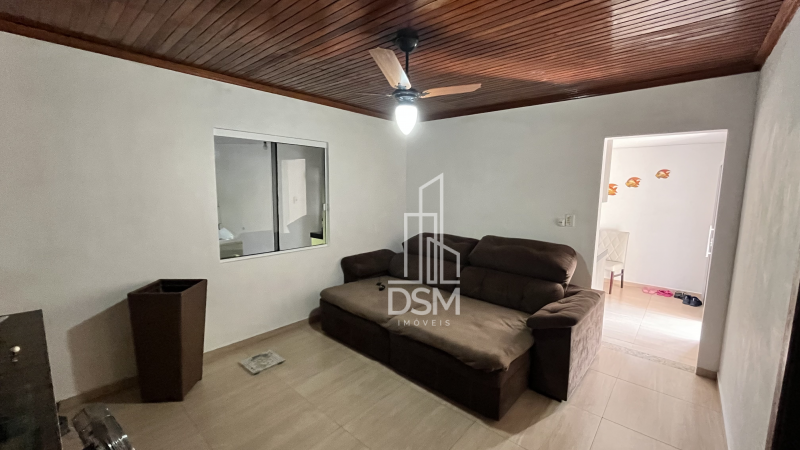 Casa 3 quartos com amplo espaço de terreno bairro Azambuja a venda