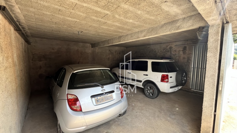 Casa 3 quartos com amplo espaço de terreno bairro Azambuja a venda