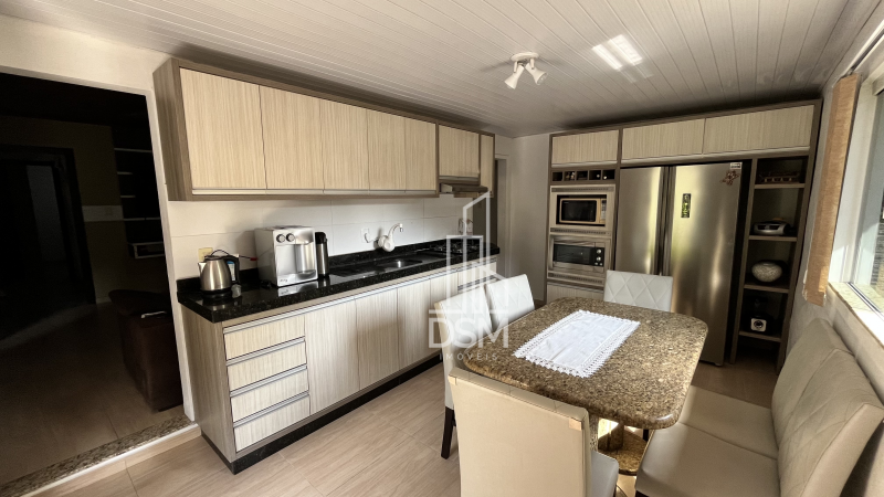 Casa 3 quartos com amplo espaço de terreno bairro Azambuja a venda