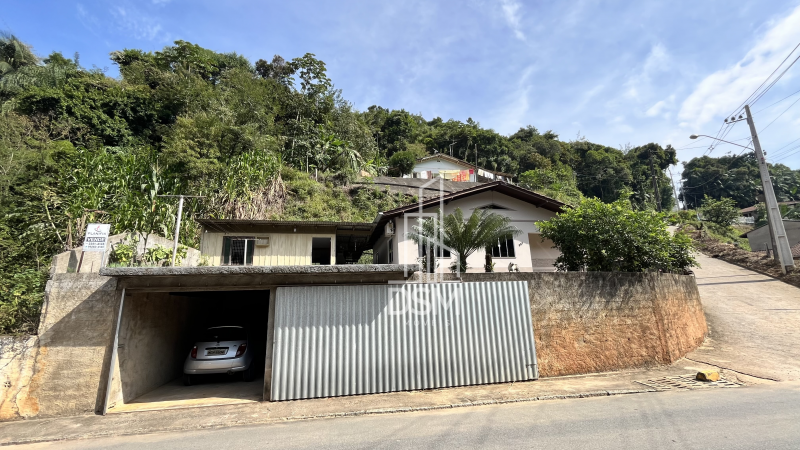 Casa 3 quartos com amplo espaço de terreno bairro Azambuja a venda