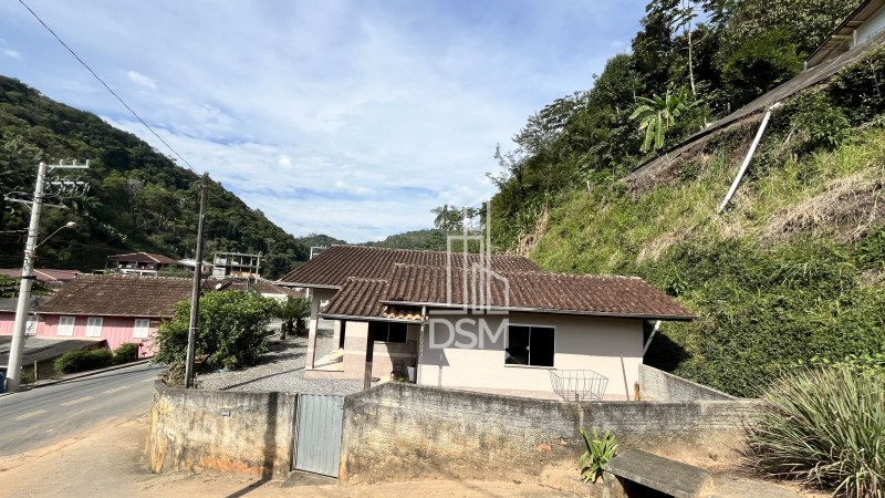 Casa 3 quartos com amplo espaço de terreno bairro Azambuja a venda
