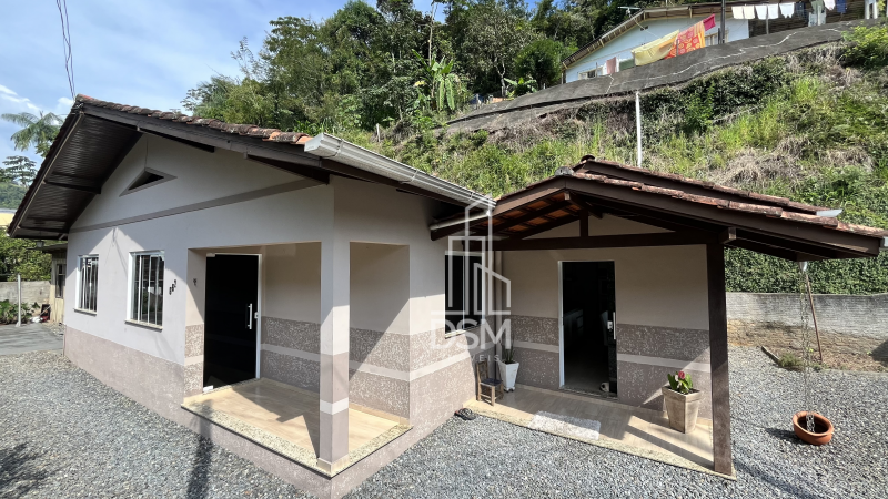 Casa 3 quartos com amplo espaço de terreno bairro Azambuja a venda