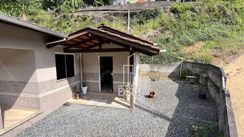 Casa 3 quartos com amplo espaço de terreno bairro Azambuja a venda