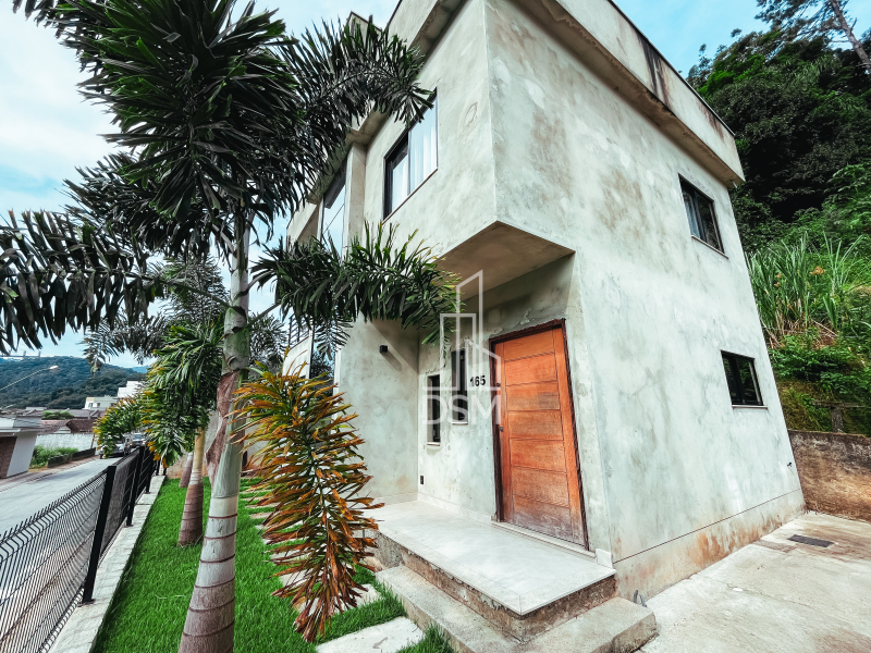 Casa com 3 quartos sendo 1 suíte para venda em Brusque.