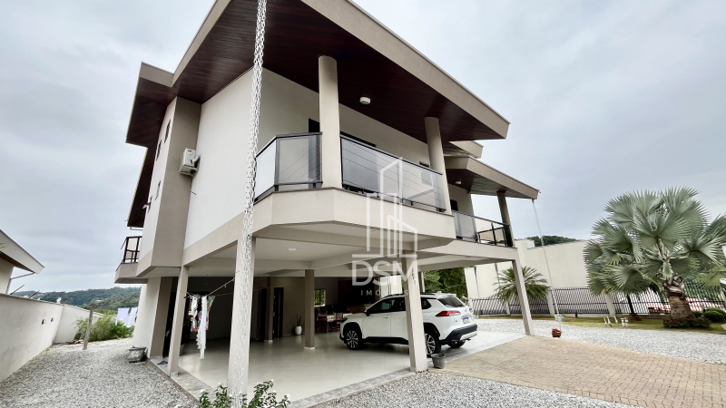 Casa de Alto Padrão Mobiliada 2 (dois) quartos sendo 1 (um) suíte com closet em Amplo Terreno
