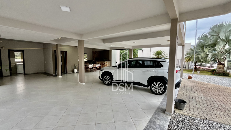 Casa de Alto Padrão Mobiliada 2 (dois) quartos sendo 1 (um) suíte com closet em Amplo Terreno