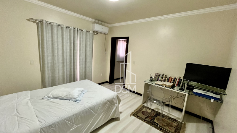 Casa de Alto Padrão Mobiliada 2 (dois) quartos sendo 1 (um) suíte com closet em Amplo Terreno