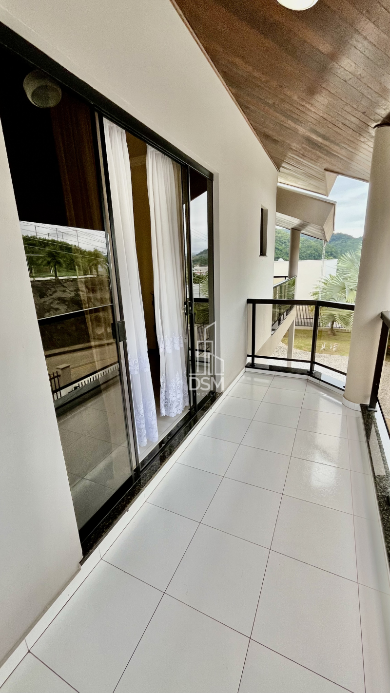 Casa de Alto Padrão Mobiliada 2 (dois) quartos sendo 1 (um) suíte com closet em Amplo Terreno