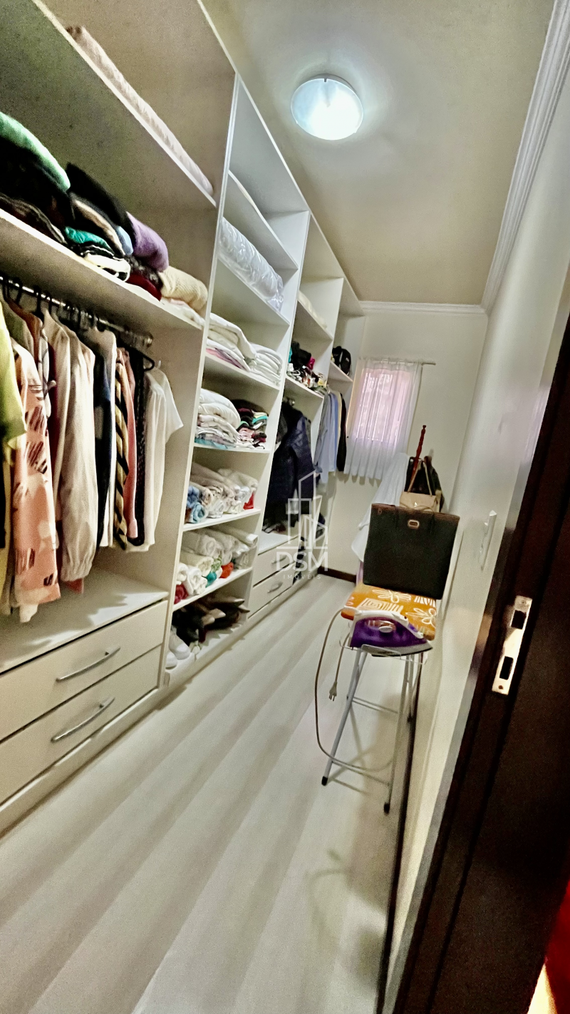 Casa de Alto Padrão Mobiliada 2 (dois) quartos sendo 1 (um) suíte com closet em Amplo Terreno