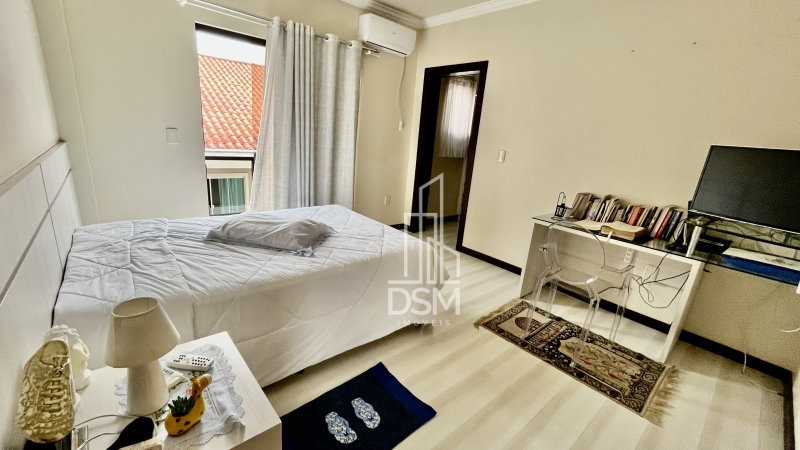 Casa de Alto Padrão Mobiliada 2 (dois) quartos sendo 1 (um) suíte com closet em Amplo Terreno