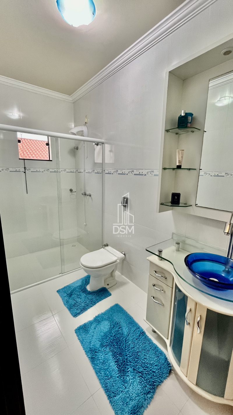 Casa de Alto Padrão Mobiliada 2 (dois) quartos sendo 1 (um) suíte com closet em Amplo Terreno