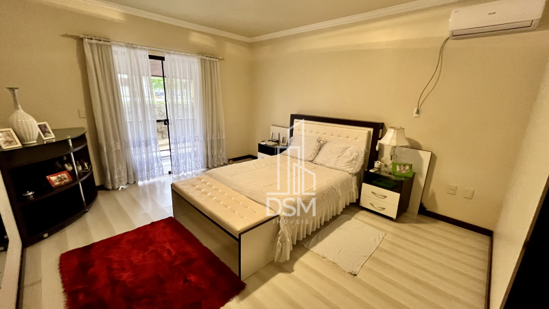 Casa de Alto Padrão Mobiliada 2 (dois) quartos sendo 1 (um) suíte com closet em Amplo Terreno