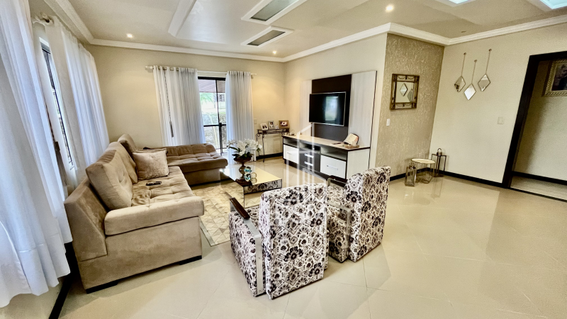 Casa de Alto Padrão Mobiliada 2 (dois) quartos sendo 1 (um) suíte com closet em Amplo Terreno