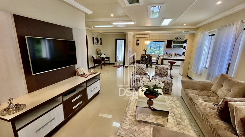 Casa de Alto Padrão Mobiliada 2 (dois) quartos sendo 1 (um) suíte com closet em Amplo Terreno